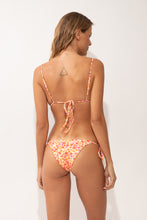 Load image into Gallery viewer, Model Back: Rio De Sol Bottom Bottom Ditsy-Butter Lacinho