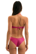 Load image into Gallery viewer, Model Back: Rio De Sol Top Top Cloque Lichia Bandeau

