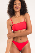 Load image into Gallery viewer, Image 07: Rio De Sol Set Set Rouge Bandeau-Reto Nice-Fio

