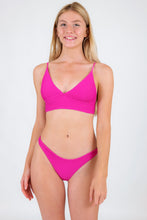 Load image into Gallery viewer, Model Front: Rio De Sol Top Top Cotele-Amaranto Tri-Tank
